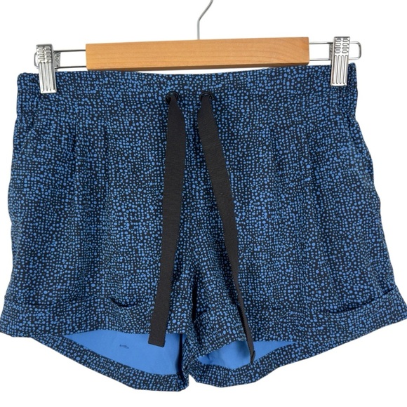 Lululemon Spring Break Away Short II Pleated Cuffed Blue and Black Print Size 6 - Picture 2 of 16
